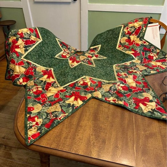 6' Beautiful Vintage(90's) Handmade Quilted Christmas Tree Skirt - Picture 7 of 9